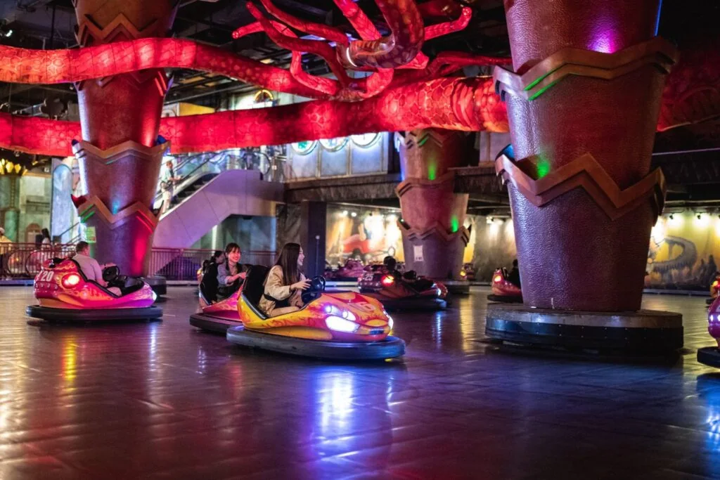 Посетители катаются на электрических машинках внутри Fantasy Park в Ba Na Hills