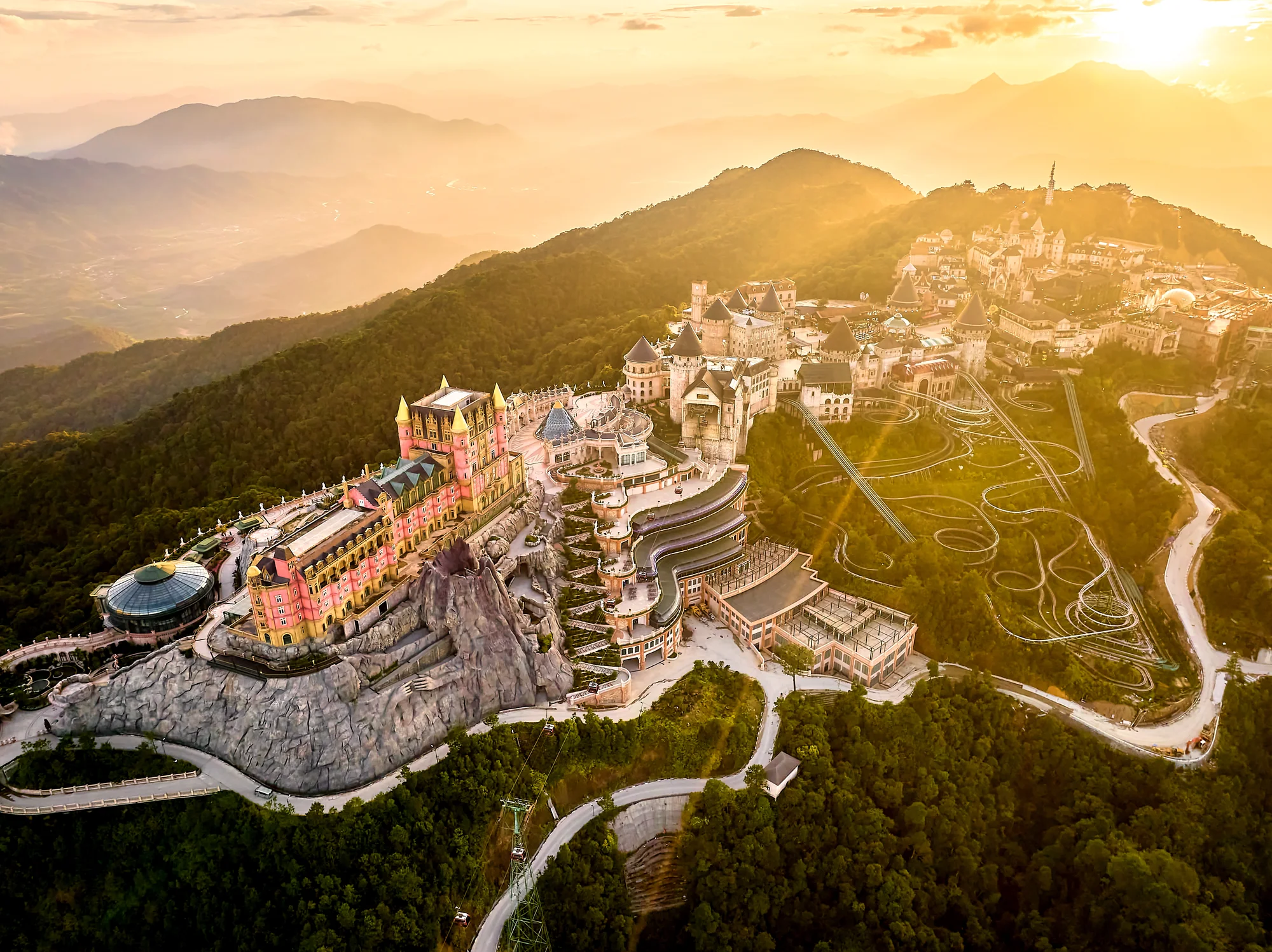 Панорамный вид на весь комплекс Sun World Bà Nà Hills с архитектурой парка и горными склонами