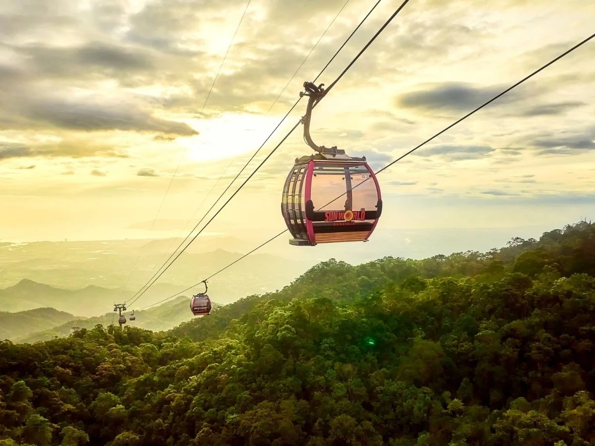 Канатная дорога Ba Na Hills над горным лесом и облаками