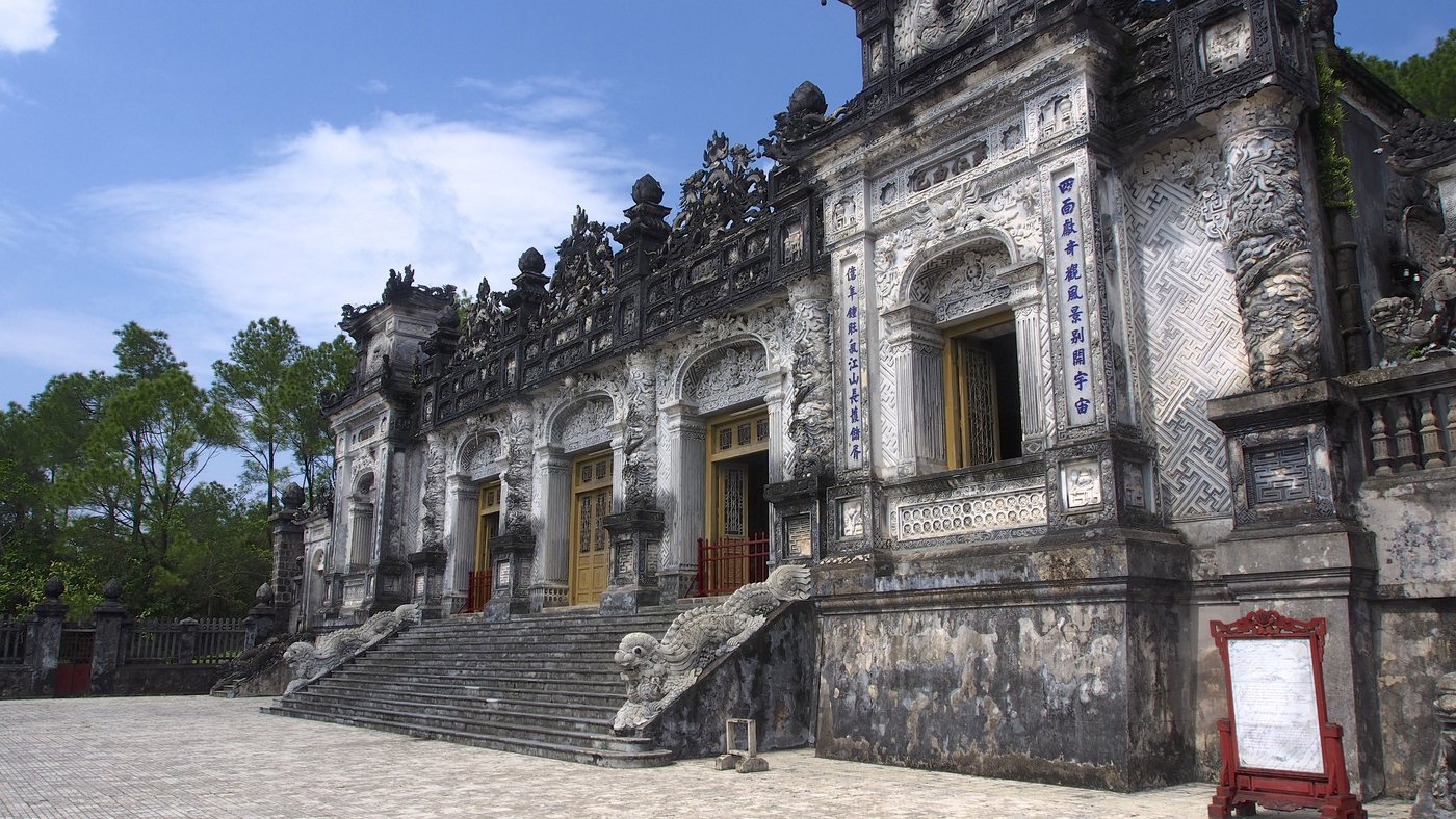 Королевская гробница в окрестностях Huế