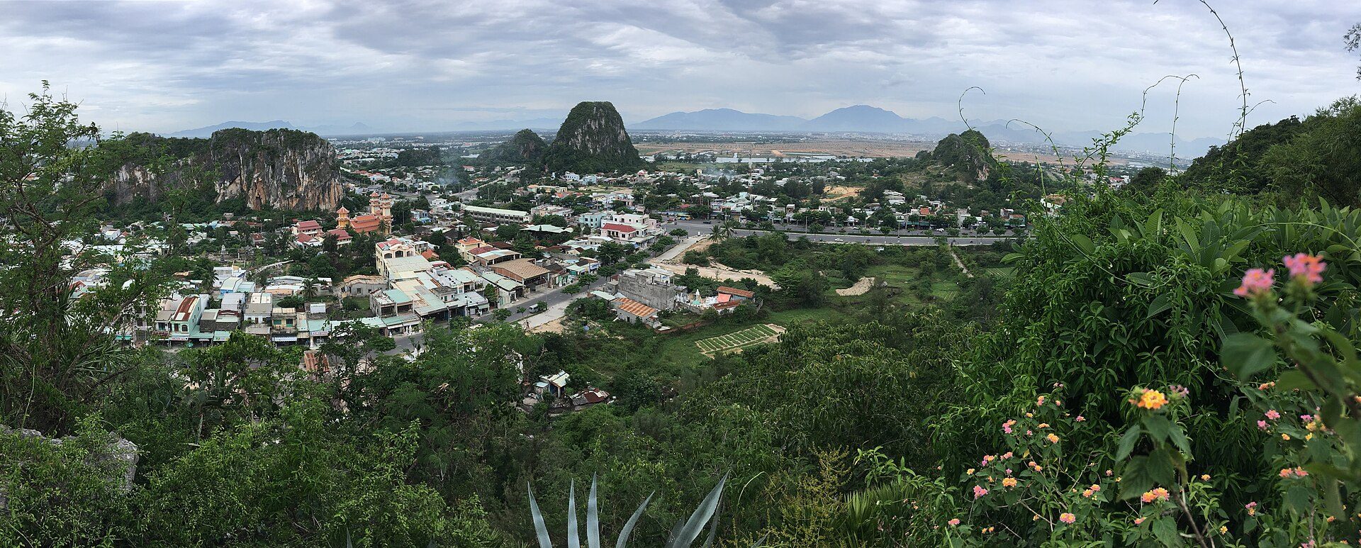 Панорама с Thủy Sơn на Дананг и море